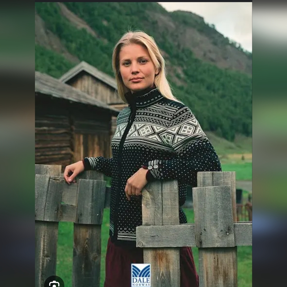 *Moving Sale*: Dale Of Norway 100% Wool Beautiful Brown Patterned Sweater